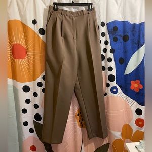 Perfect fall staple! Pleated Alison Daily trousers. Vintage size 12.